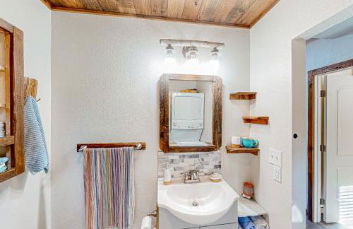 1BR Dog-Friendly Lakefront Cabin with Canoes - Foto 16