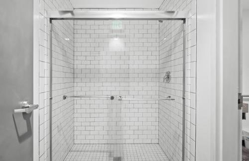 Stylish South Hill Retreat Queen Bed and Sofa Sleeper Full Kitchen Free Parking - Foto 8