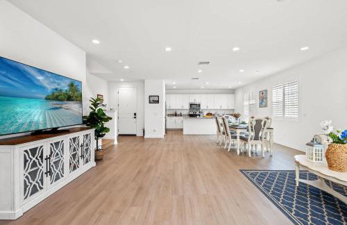 Spacious 5BR Getaway w Game Room & Modern Comfort - Photo 61