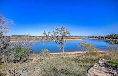 Stunning Lakefront Home with 2 Patios, Chef's Kitchen, & Lake Access - Foto 60