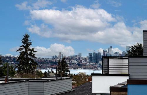 Lake & City View Modern Retreat w AC - Photo 28