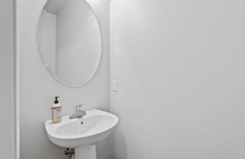 Beautiful Newly Built Home with Central AC - Foto 35