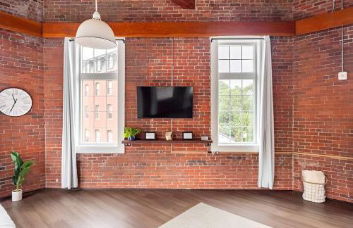 Jennifer's Historic Riverfront Loft City Views - Foto 4