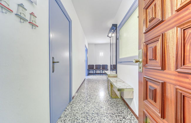 Beautiful Apartment With View - Photo 2