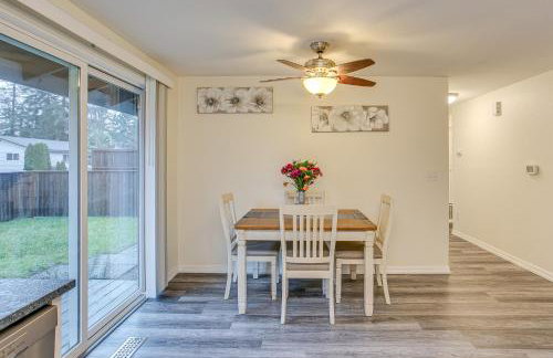 Modern Puyallup Townhome with Backyard and Fireplace - Foto 7