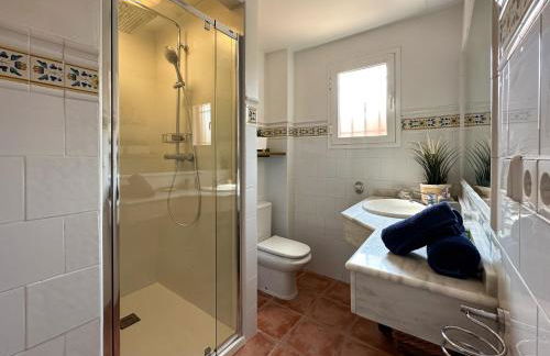 10 Bedroom 5 Star Luxury Villa & Heated Pool for 5 to 28 Guests near Alicante - Foto 46