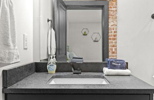 Unique Black Home in the Heart of Shelby Park - Foto 55