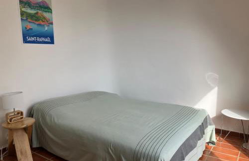 Appartement à Anthéor avec vaste piscine, vue mer et montagne - Foto 15