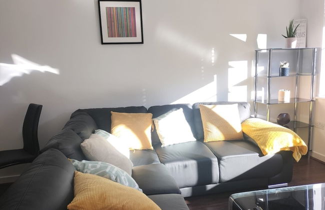 Central 2-bed Apt - Sleeps 4 - Parking & Wifi - Foto 12