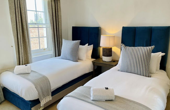 Dolls House - Luxury Townhouse - From 400 Per Night - Photo 15