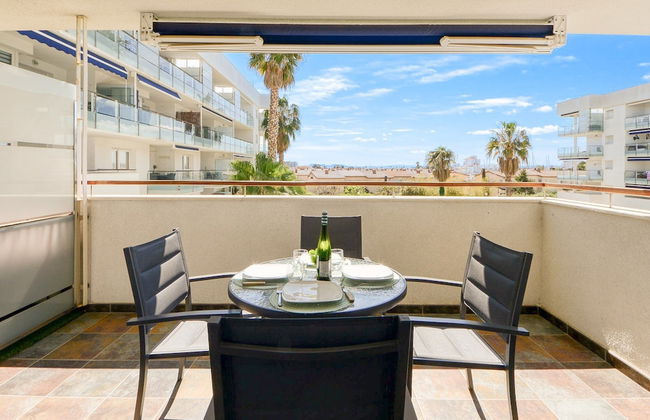 Charming Apartment With Patio - Photo 17