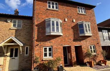 Stylish 3 bedroom townhouse for 5 guests, set in the medieval grid with off street parking - Foto 1