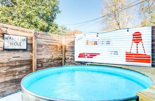 Brookwood Getaway Stock Tank Pool Outdoor Theater - Foto 39