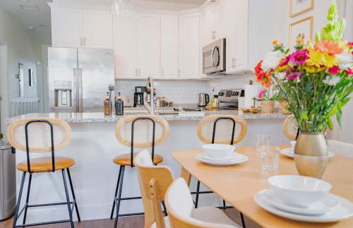 The Botanical Suite Newly Built Upscale Central - Photo 33