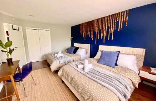 Easy PATH&Bus access- NYC| designer home + Deck. - Photo 6