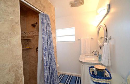 Beautifully Decorated Waterfront Chalet Rental in Grant, Florida - Photo 16