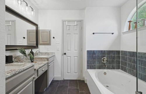 Colonial Style Retreat ft Pool Cinema jacuzzi - Foto 18