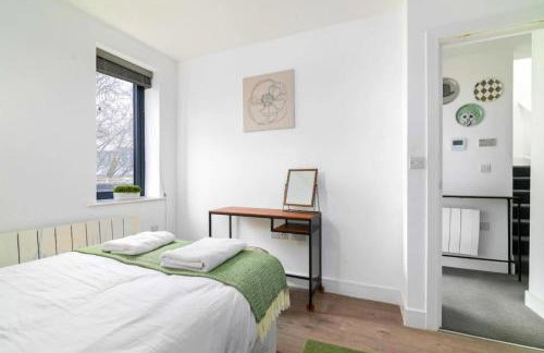 Spacious Multi-Level 3 Bedroom 2 Bathroom Family Apartment Near Hoxton Sleeps 6 - Foto 16