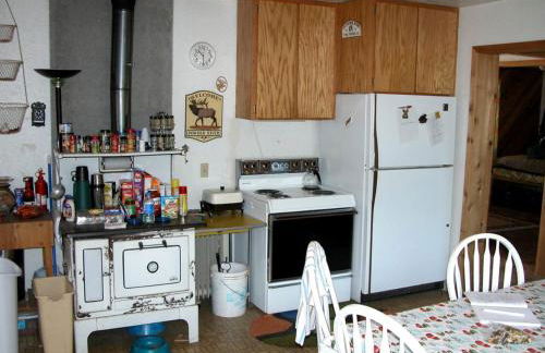 Secluded Cabin Rental with a Covered Back Deck in Elk City, Idaho - Foto 7