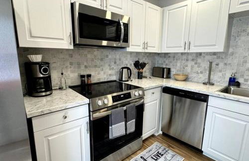 Bright Spacious Renovated Home Master on Main - Foto 26