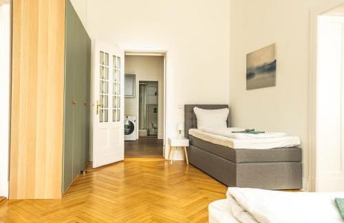 KAISER 02 by ROCKCHAIR Apartments l SUPERHOST Status l 3 Bedrooms Boxspringbeds 2 Bathrooms l Cozy Family & Business Flair 155 sqm 3 Balcony 2nd Floor Elevator up to 10 guests welcomes you! - Foto 46