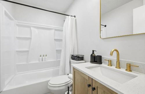 Luxury Living w Backyard Pool Oasis 5BD 3BA - Foto 21