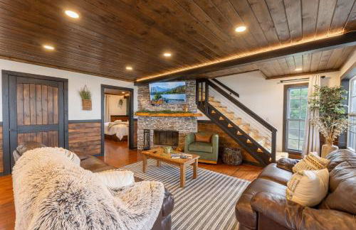 Mountain High Cabin with hot tub fire pit & indoor pool - Foto 9