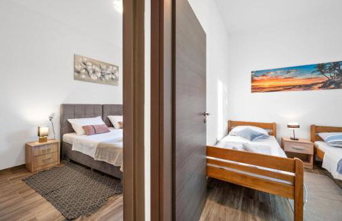 Awesome Home In Tinj With Jacuzzi - Photo 17