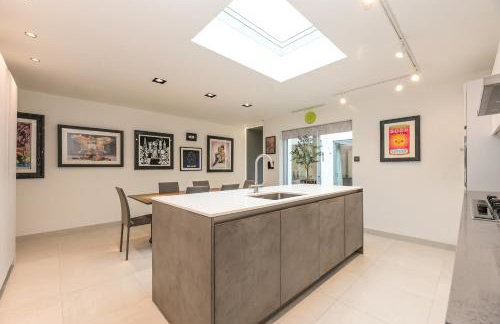 Architect-Designed Luxury Retreat 3BR Chessington - Pass the Keys - Photo 11