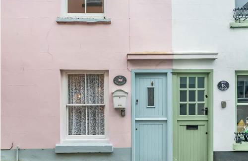 Quirky fisherman's cottage by the sea in Brixham - Photo 1