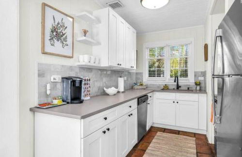 Tropical Estate w/ Guesthouse & Pool. Sleeps 8! - Foto 31