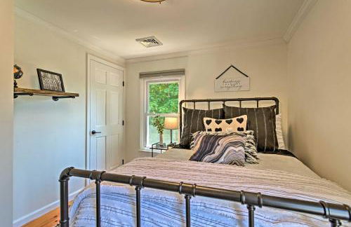 Updated Home with Patio Half Mile to West Point - Foto 19