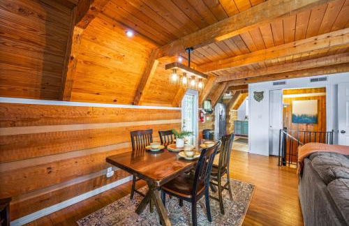 Charming A-Frame Cabin w Hot Tub & Mountain Views - Foto 12