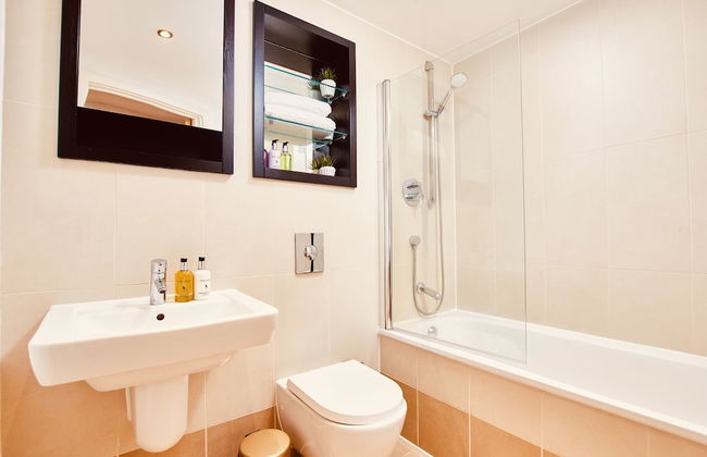 Deluxe City Centre Apt Balcony & View & Free Parking - Photo 10