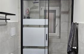 Modern Hillside Retreat with Panoramic Views - Foto 8