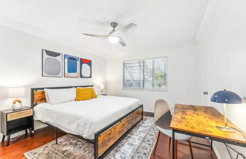 Heart of SoCo 2BR and 1BR King Suites with Free Parking, Pool, and Laundry Center - Foto 18