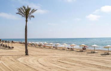 Three-bedroom holiday villa with magnificent pool next to the sea and golf courses - Photo 26