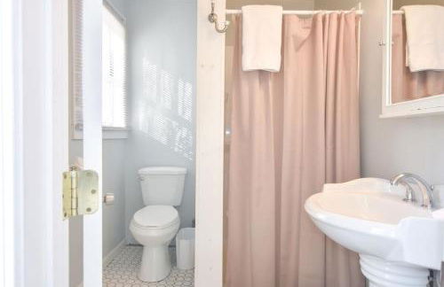 Waterfront Fun at this Huge Family Estate - Foto 46