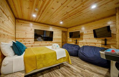 The Nomi Lodge - Sleeps 28 - Gorgeous Rustic Cabin, Centrally Located, Tons of Amenities - Photo 54
