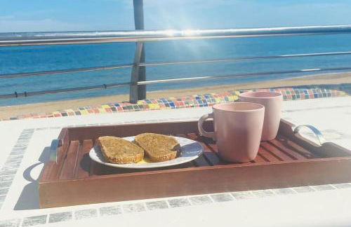 Apartamento en primera línea de playa con piscina y garaje gratuito - Foto 12