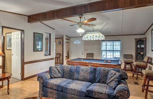 Ooltewah Cabin with Grill, Pool Table and Porch! - Foto 7