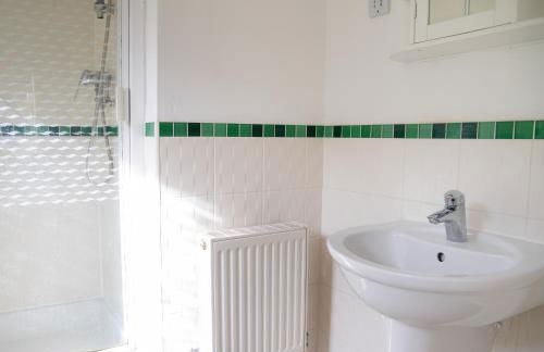 4x Bed Elegant Home with Parking - Photo 26