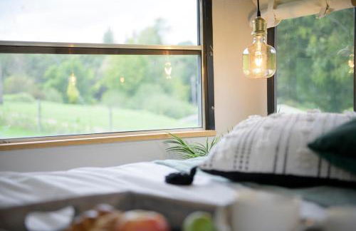 American School Bus Retreat with Hot Tub in Sussex Meadow - Foto 23