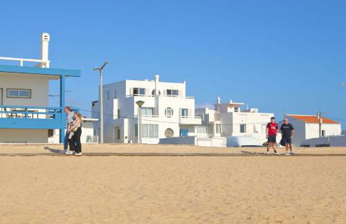 Beach House on Faro Island with a Dreamy Terrace and 7 Beds for the Perfect Escape - Foto 26