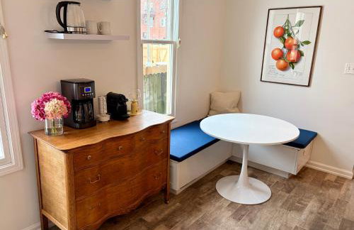 Historic Townhome by Mass Ave - Explore and Unwind - Foto 8