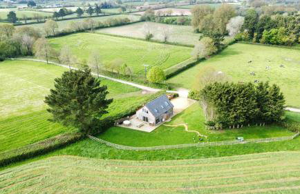Deer Den timber clad cabin with hot tub, up private lane - Photo 30