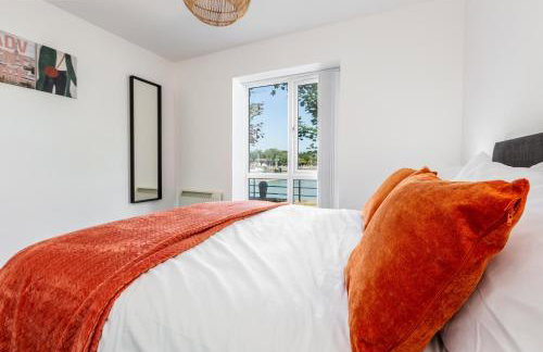 Waterfront 2 Bed Apartment - Free Parking & Wi-Fi - Foto 26