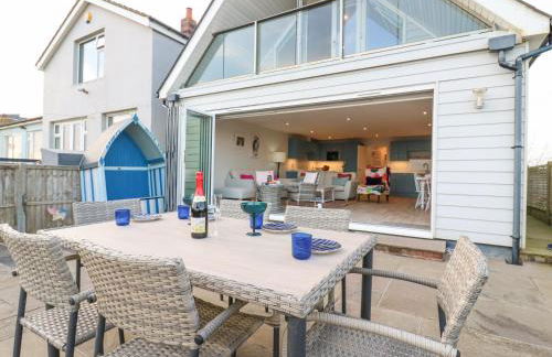 Bucket and Spades- Right on the Beach - Foto 22