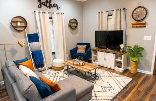 A Cabin in the City with a 5 Star Lush Backyard - Foto 8