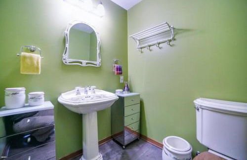 Riverside retreat with stunning views, historic charm - Coastal adventure awaits - Foto 19